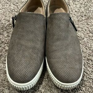 Women’s casual shoes